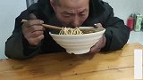 可怜老人卖煤球赚一万多，而教堂就要收取五千块，收这个钱合理吗