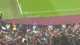 枪手铁锤帮双方球迷在看台上大打出手 安保紧急介入