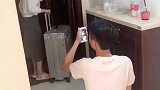 这就是仲婷在开玩笑时所做的,戏里很顽皮,但私下里更可爱