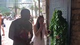 路人被小伙子吓的惊慌失措