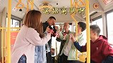 公交司机遇乞讨老人，不顾众人反对慷慨相助，结果没想到
