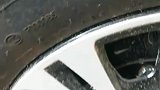 不要大意轮胎上这个符号，磨损到这里还不换，小心高速爆胎。