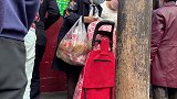 中秋佳节，在成都跟大家一起排队买糕点，等候也是幸福