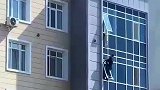电影都不敢这么拍，男子高楼上飞檐走壁轻功救人