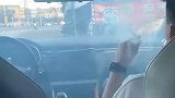 几名男子在车内抽烟，差点把自己给送走