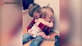 哥哥带娃果然有一套，上一秒还在大哭，一个动作就止住了