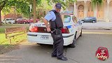 国外恶搞：帮警察拿钥匙时腰上的手枪走火，路人被吓得够呛！