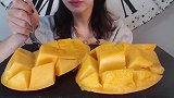 小姐姐吃超级大的芒果，看起来香甜美味，超级羡慕呀