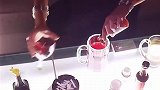 舒淇将两种酒混在一起再加上烟灰，跟梁朝伟玩骰子，谁输了谁就喝