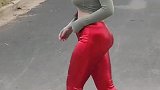 街上遇到一位女神，鲜红的喇叭裤很吸睛，身材更是完美