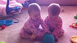 双胞胎一起玩耍，抢起玩具来居然可以这么可爱，简直萌爆了