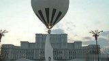 罗马尼亚模特乘热气球展示世界最长婚纱