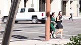 恶作剧：男子假扮银行劫匪，抱着一堆钱满街跑