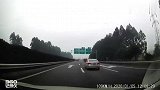 行车记录仪：这么好的路况，舍不得给油啊！