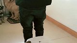主人教训金毛欢欢，妞妞却陷害主人，主人惨了
