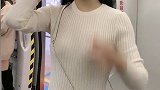 电车上的清纯小姐姐，旁边小伙的眼神亮了！