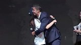C罗五夺金球奖追平梅西 霸气总裁曾在上海热吻女粉丝