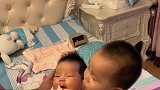 哥哥对弟弟真好，就算弟弟吐奶了，哥哥也要把弟弟抱在怀里！