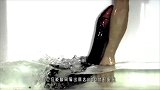 鳄鱼捕食电鳗，一口咬住电鳗要害，镜头记下全过程