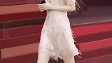 杭州街拍漂亮细腿姑娘，把裙子穿出了风采，很有女神的范儿！