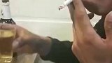 喝酒时将烟留在杯中，好友见状直呼厉害
