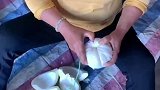 阿姨一根细绳轻松把沙田柚分半，网友：真功夫，又学到一招。