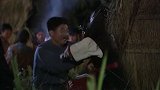 护商队在露营吃饭 有人对他们虎视眈眈