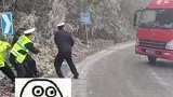 警民合作救援侧滑车辆，真的让人太感动了