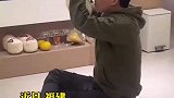 简直不要太稀罕！男子抱着三个月大的宝宝疯狂吸入