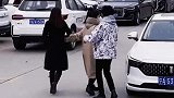 男子顺路带老乡回家，临走老乡又带了个人，随后发生的一幕很解气