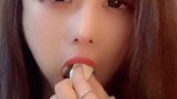 这个棉花糖一点也不好含一下就融了害的我一口气吃了八个棉花糖