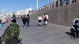 街头树人恶作剧，故意向路人大叫吓路人，路人纷纷被吓