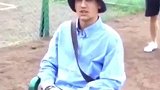 同伴在对着镜头说话，小伙在后面，猛地踢断了椅子！