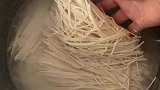 男子把家里的干面条加水和成面做成韭菜盒子