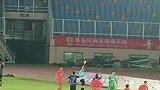 实拍王大雷慢慢悠悠不拿球 随后放倒对手染黄