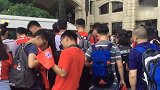 ICC国际冠军杯-17年-拜仁球员抵达深圳酒店 炎热天气难挡球迷热情-专题