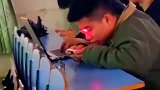 小伙, 我好像被红点瞄准了脑袋, 敌人在哪