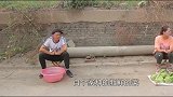 小伙卖鱼美女卖菜，没想俩人却互相抬杠斗嘴，太有趣了