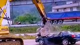拖欠农民工资，挖掘机直接砸车