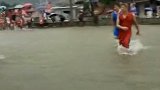 篮球-17年-篮球永不熄！洪水又怎样？一群少年雨水中淡定打球引众人围观-新闻