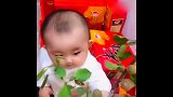 小萌宝连没张开的杏子都不放过，这小舌头都藏不住了，都流口水了