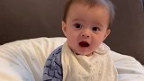 妈妈突然叫小宝宝名字，没想到宝宝不但没被吓到，还笑得这么开心