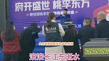 不想搭理陈亚男儿子被解除婚约后，大衣哥笑容满面现身商演挣钱
