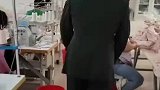 兵哥哥回老家探亲，悄悄进厂找妈妈喜极而泣