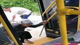 八十岁老人挑菜去卖，暧心司机看到后让她先上车，帮她提菜！