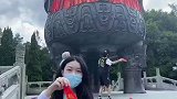 女生甩飞姻缘符落垃圾桶旁边捡回来投了几十次都没中愿