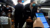 6个月婴儿被食物卡喉，4名医学生联手救人！事后感叹：学医真好