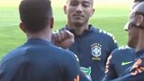 一言不合被群殴？皇马新援遭奇葩欢迎仪式 皇萨球员一起揍他