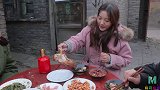 美女和小伙吃喜宴，一个套塑料袋打包一个端盆打包，都是人才呀