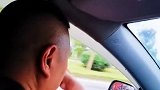 货车未关后门一路狂奔，后车司机狂按喇叭提醒。